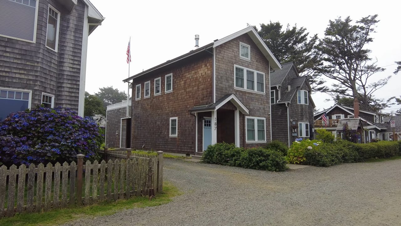 Cannon Beach Cloudy Day Walk (Downtown, Haystack Rock) August 2025