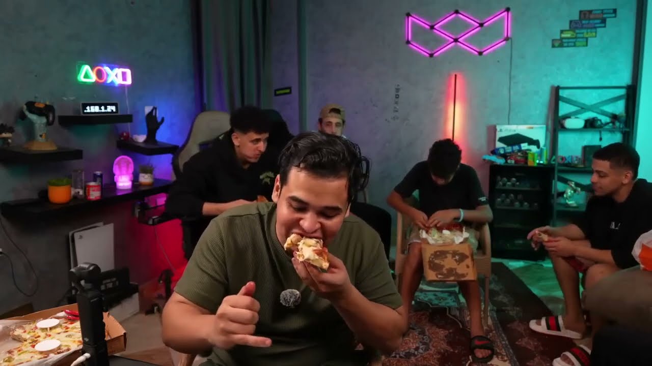 عمرو بياكل بيتزا مع اخواتو واصحابو
