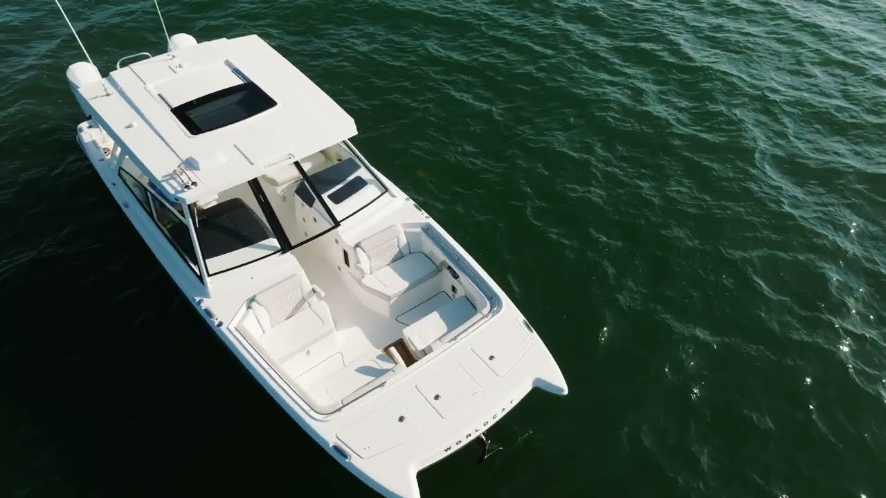 World Cat 400DC-X Island | Dual Console Power Catamaran Tour