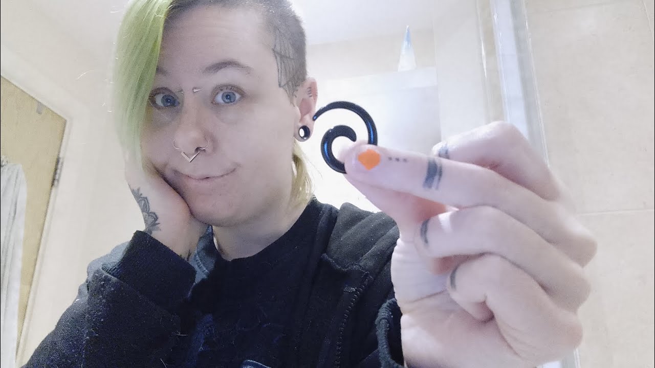 stretching my ear from 4mm to 6mm #stretchedears #earplugs #gothgirl #gothic