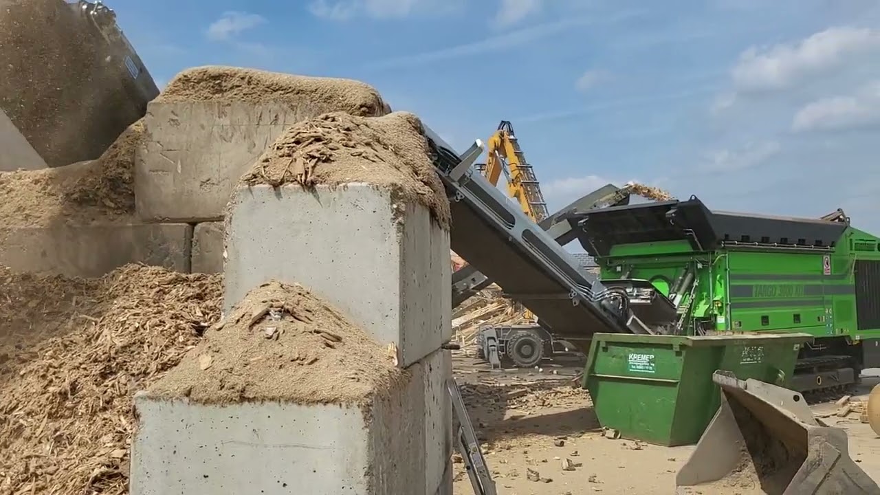 Neuenhauser Umwelttechnik - TARGO 3000 XD shredding waste wood @ Kremer GmbH Entsorgung & Recycling
