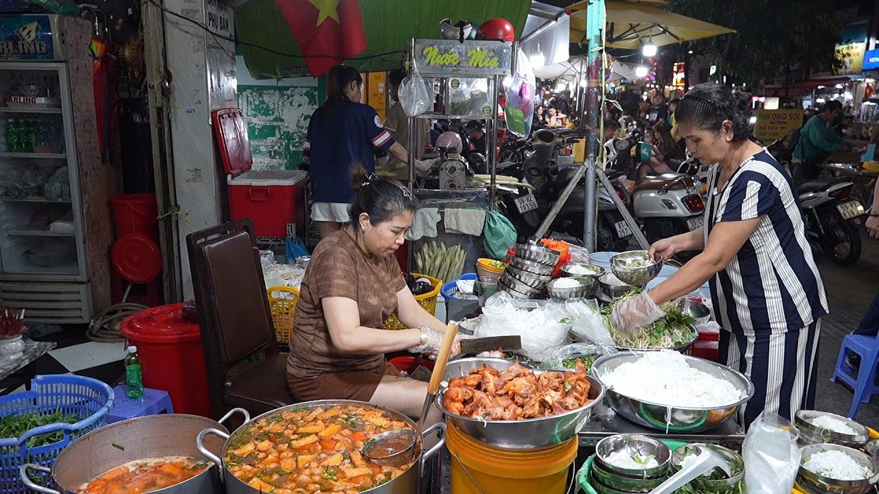 Choáng nồi bún riêu tràn bờ đê của chị Bảy khách ập đến đông vỡ trận