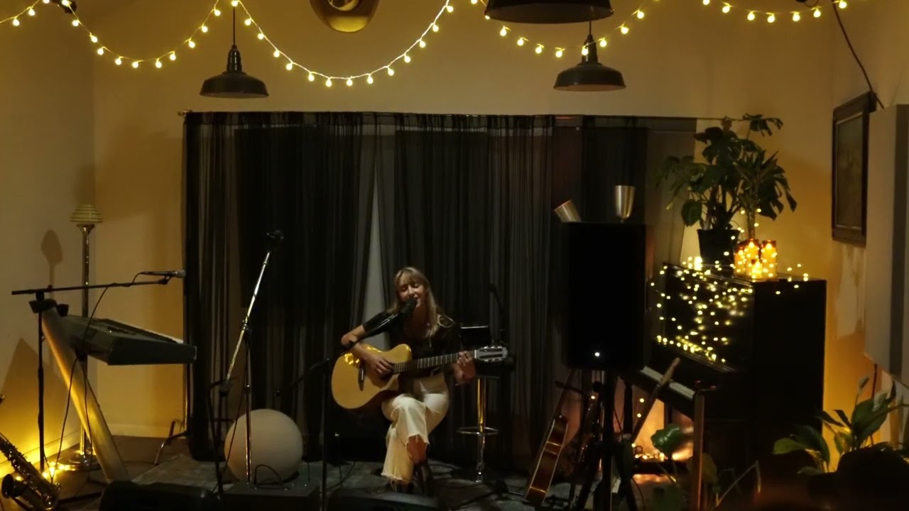 Please don't set me up - Fenella Phoebe playing original song, Live at Ned's Tiny House