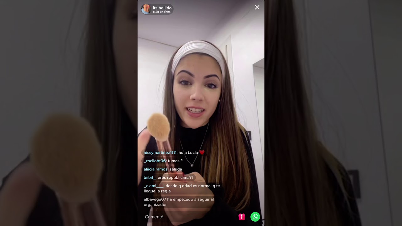 Lucia Bellido se maquilla en directo