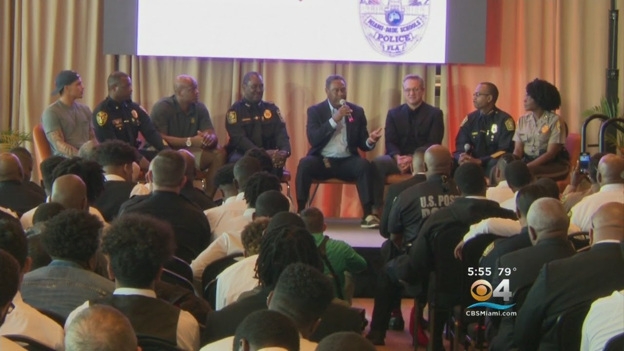 Miami Dolphins Team Up With 5000 Role Models of Excellence For Police & Youth Conference