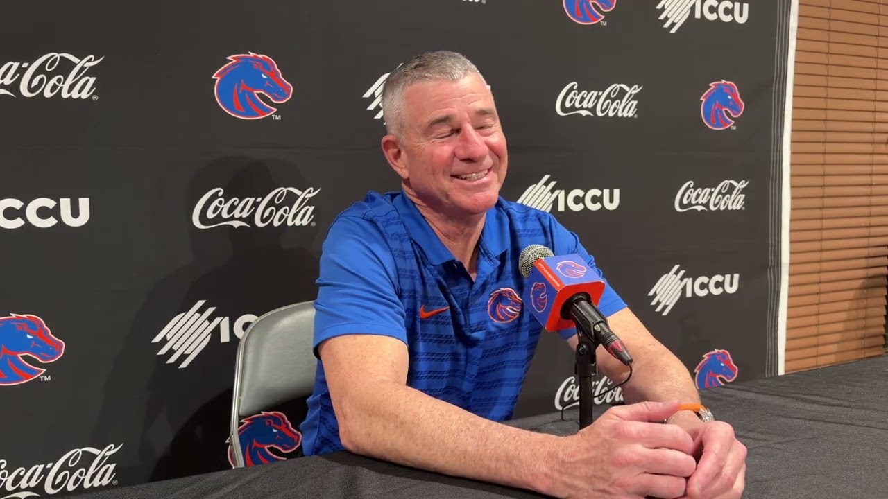 Главный тренер команды Boise State Леон Райс общается с представителями СМИ после победы над кома...