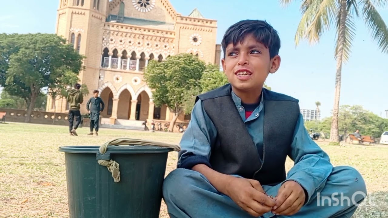 بے گھر بچہ کراچی کے باغ میں رہتا ہے