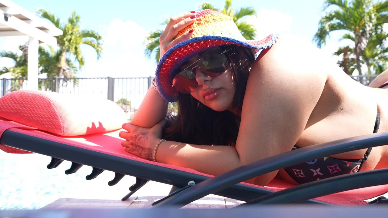 Vlog # 48 Coffee and tanning by the pool