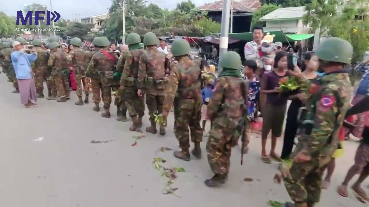 ကန့်ဘလူမြို့ထဲ စစ်အုပ်စု အင်အား(၄၀၀)ကျော် ဝင်ရောက်လာ၊ ဒေသခံတွေက အိုးစည်ဗုံမောင်းနဲ့ ကြိုဆို၊