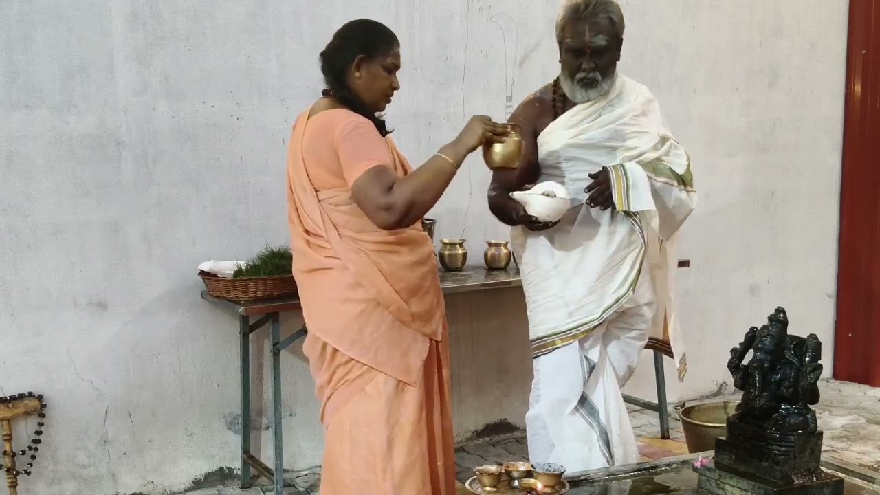 இறைசித்தன் சங்குசக்கரதாரியாய் காட்சியருளி, கணநாதனுக்கு சங்கு அபிடேகம் நிகழ்த்தியருளுதல்.