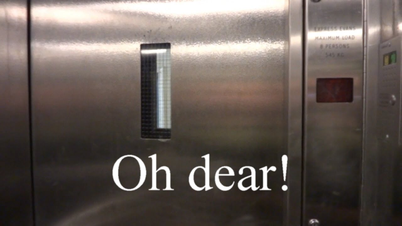 Эксперимент пожарного с выключателем идет не совсем по плану