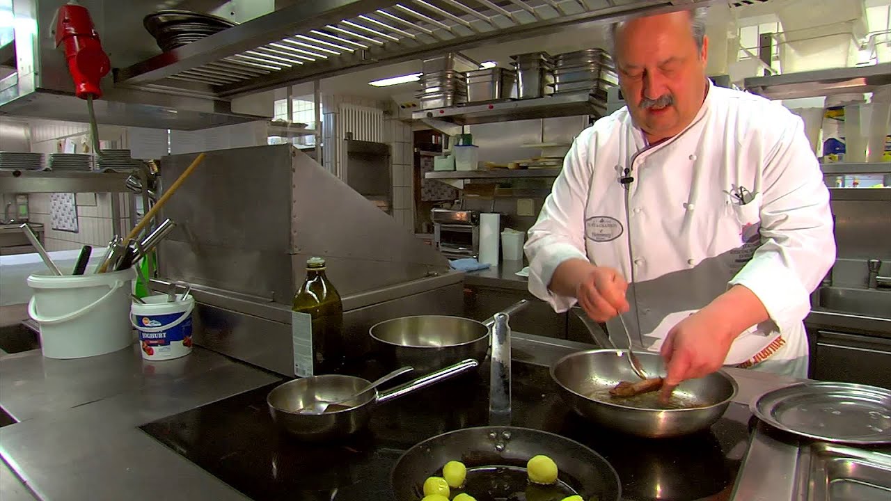 Kalbsleber mit rotem und weißen Apfel