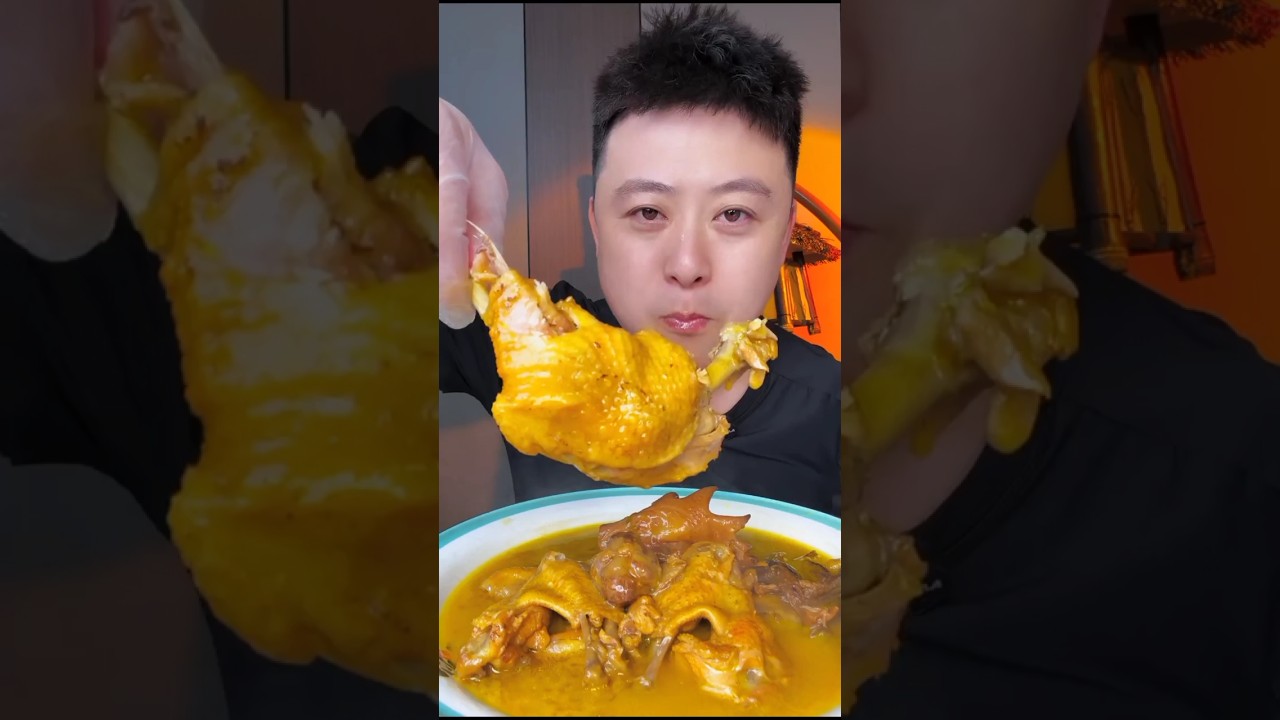 ASMR-видео с поеданием куриной ножки в карри 🍗🍲. #шоуедения