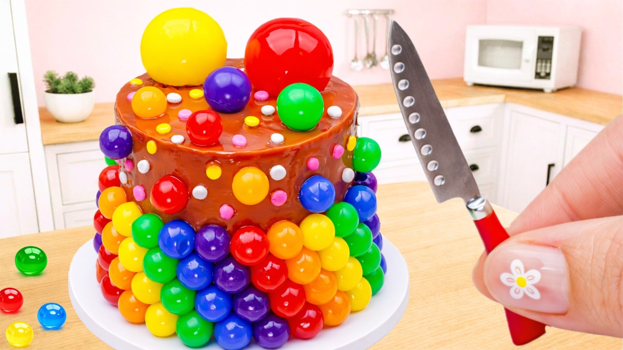 Миниатюрный радужный желейный торт 🍫🌈 Украшение разноцветными шариками | Увлекательная мини-выпеч...