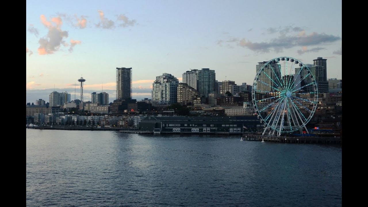 The Seattle Great Wheel lights up the waterfront
