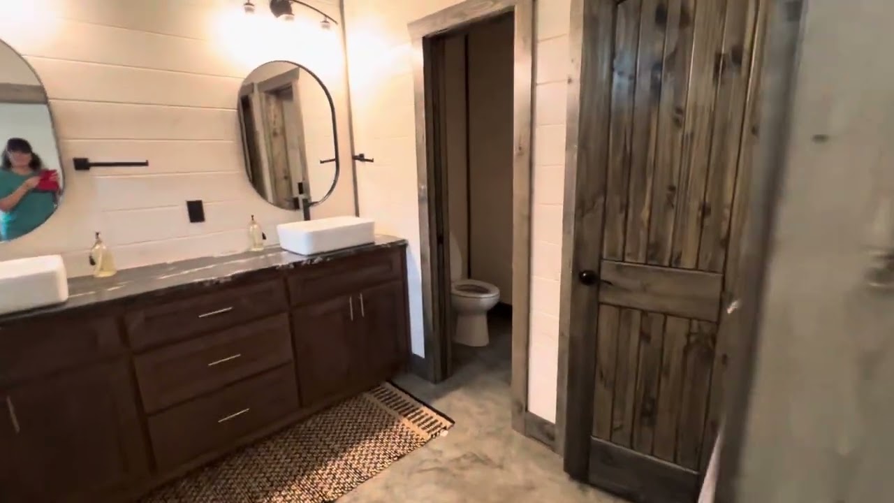 Fully furnished cabin in Broken Bow, 3 bedroom, game room with 6 bunks, 4 full bathrooms. $750,000