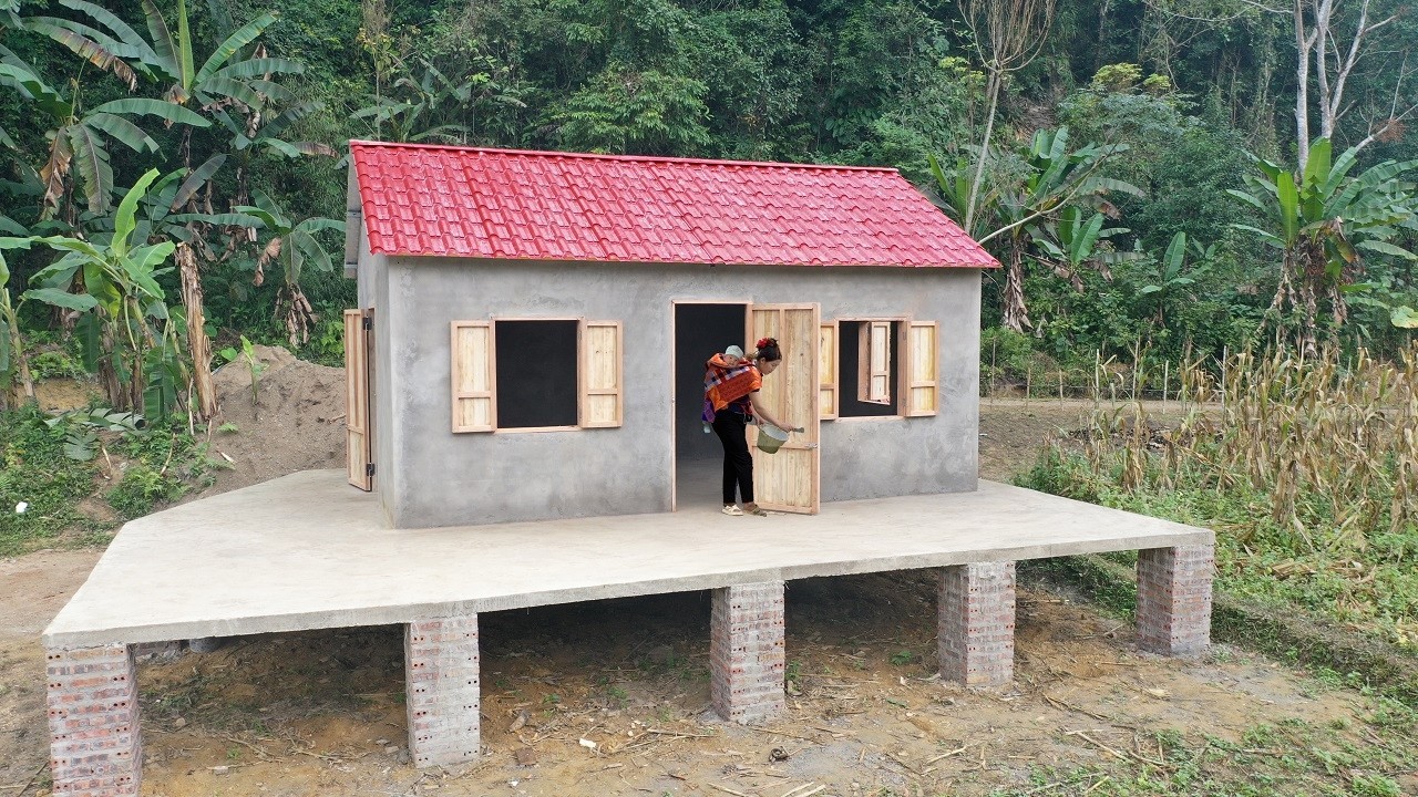 Getting used to living alone: ​​A single mother makes beautiful doors for her home