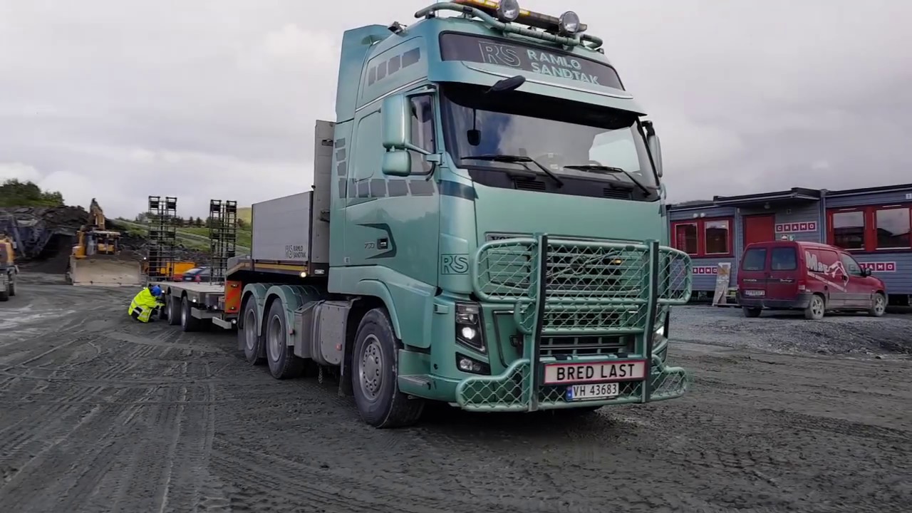 Ramlo Sandtak's Heavy haul team transports a Caterpillar D8 bulldozer