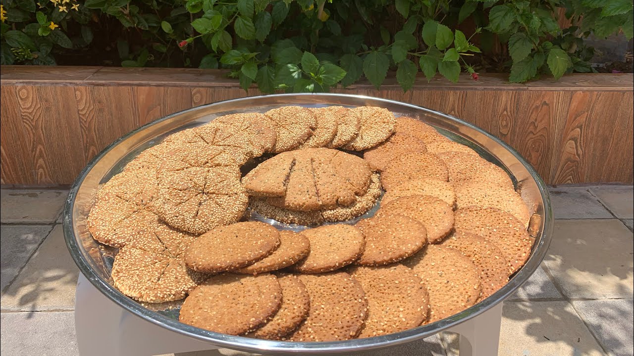 أقراص كعك العيد السلموني محشي بالتمر وقسم بدون تمر