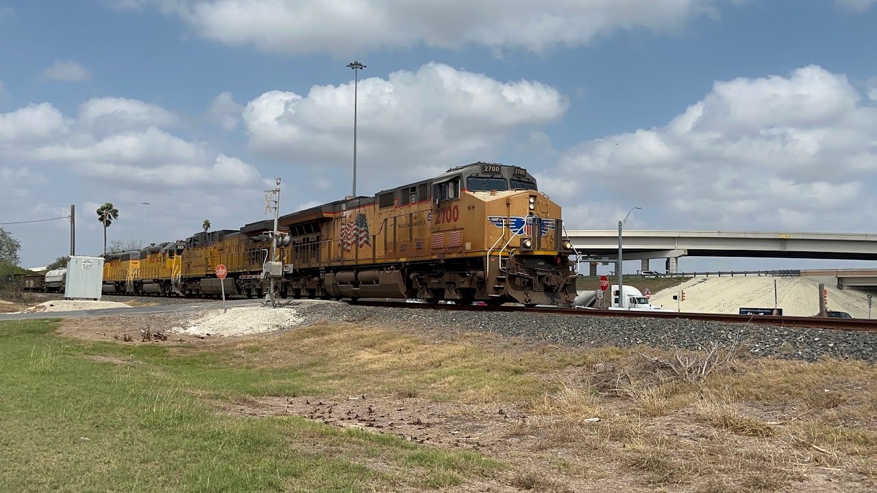 UP 2700 leads the M-EWOL south at Olmito, TX