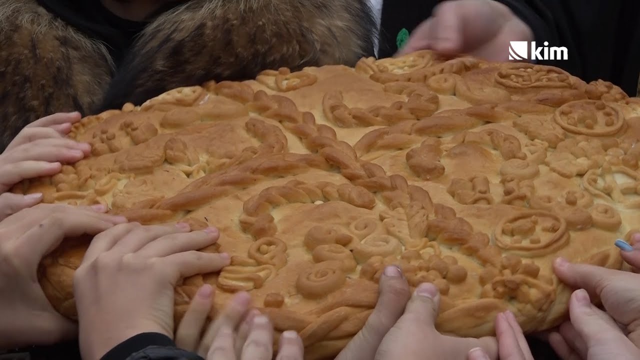 Božićna česnica podeljena deci u Gračanici, pronađeni zlatnici