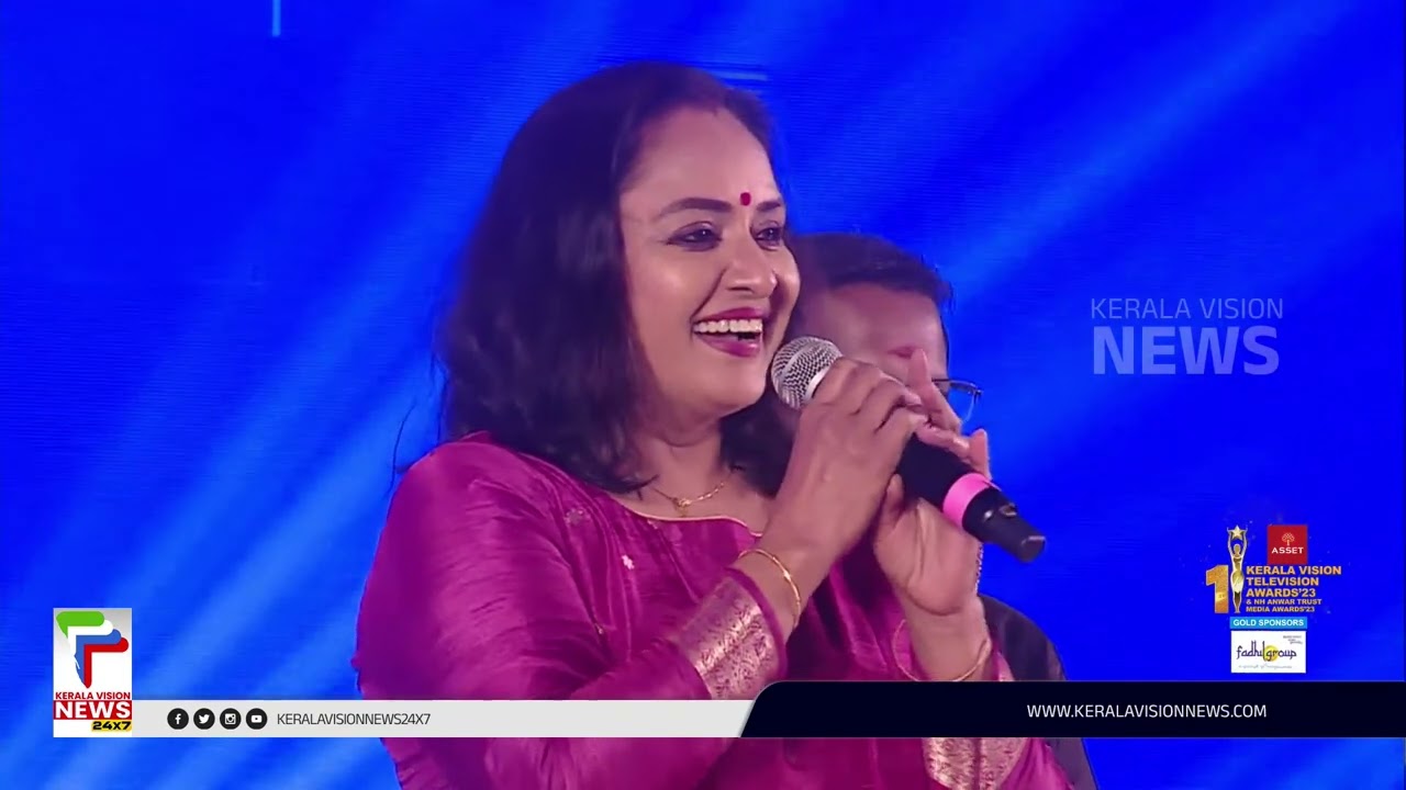 കണ്ണ് നിറഞ്ഞ് അവാർഡ്  ഏറ്റുവാങ്ങി നിഷ സാരംഗ്