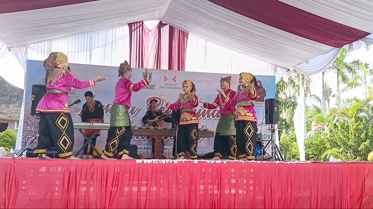 Penampilan Tari oleh Sanggar Indah Dimato