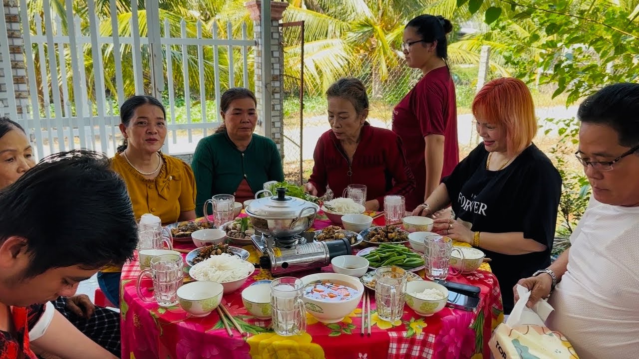 Dùng Xong Bữa Cơm Vợ Chồng Mình Cùng Chị Hạnh Bắt Đầu Cuộc Hành Trình-LGDT 