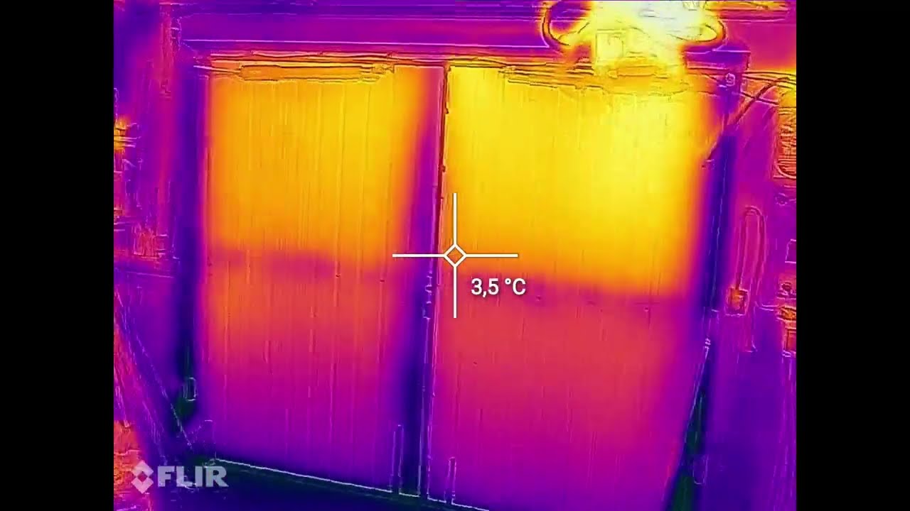 Dom w zimie z kamery termowizyjnej - gdzie ucieka ciepło