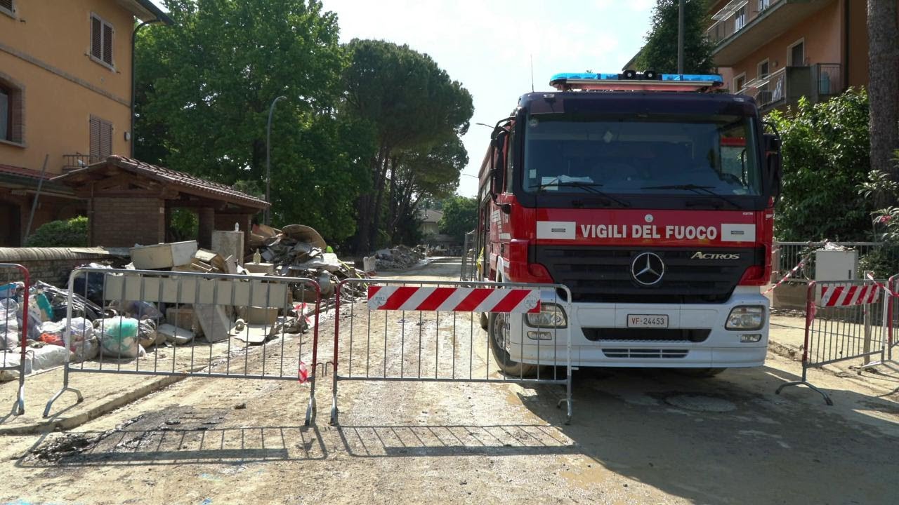 Forlì, si aprono voragini nelle strade: evacuata una palazzina