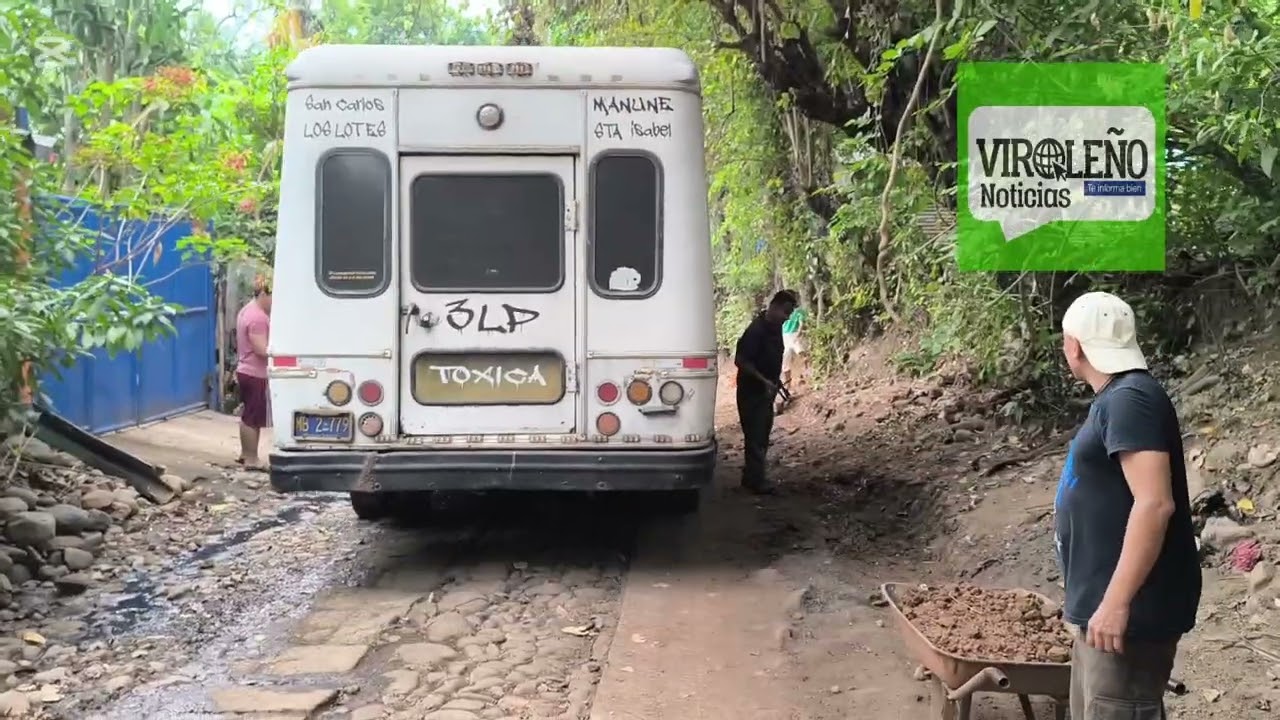 Comunidad se organiza para reparar calle en Zacatecoluca.