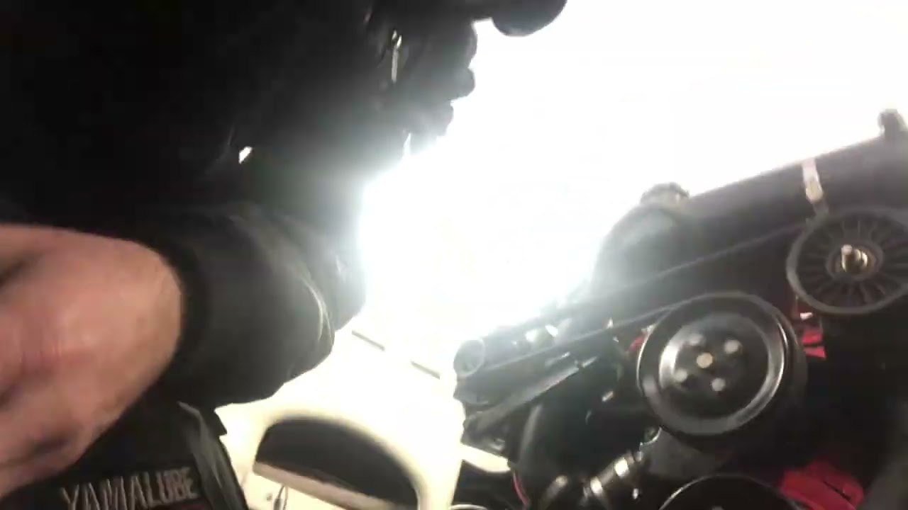 Ställer ventiler på en Chevy V8 SB inombordare.