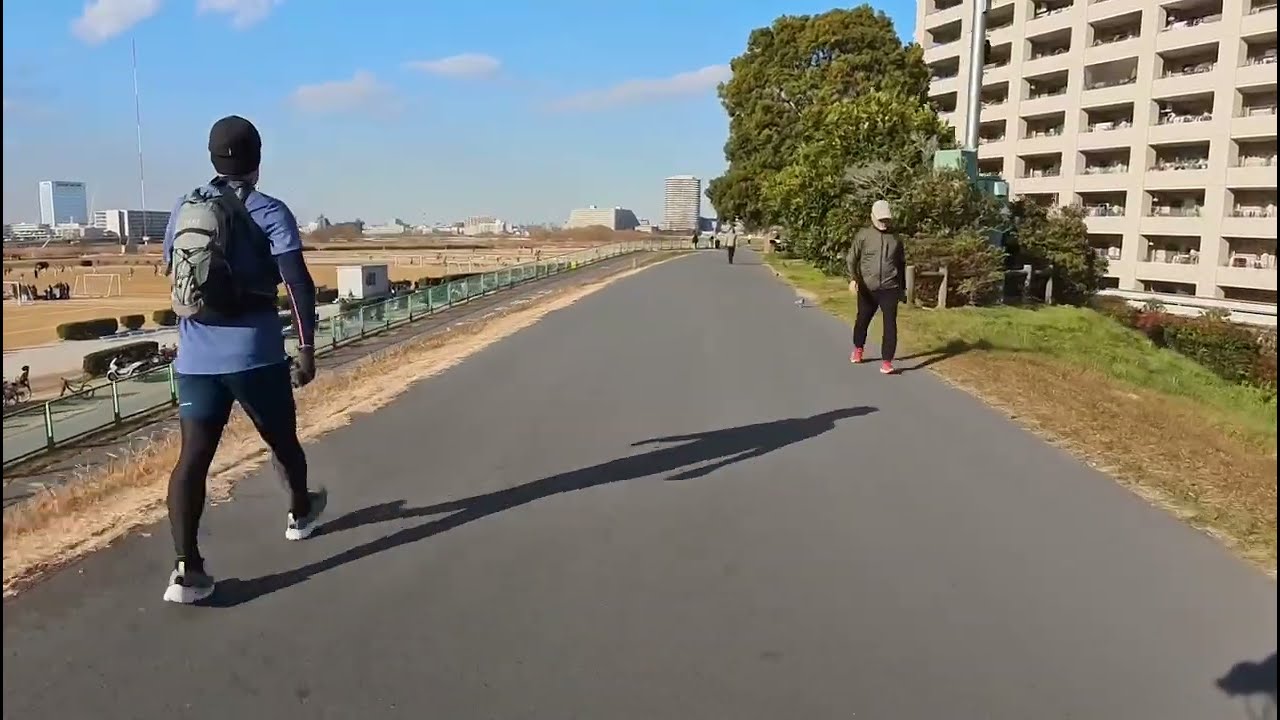 「东京独处地图」周末午后，一个人骑向多摩川，阳光很暖，骑行很爽。