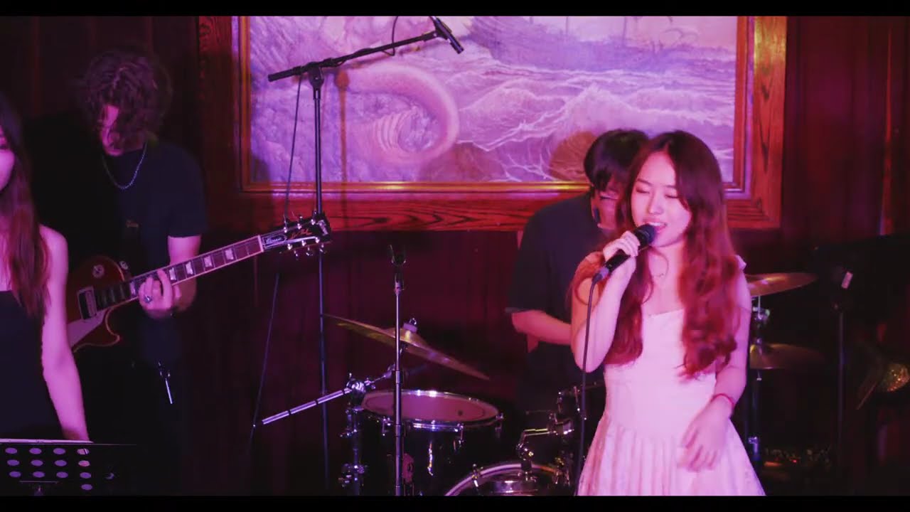 Momo & Friends live at Redwood Bar