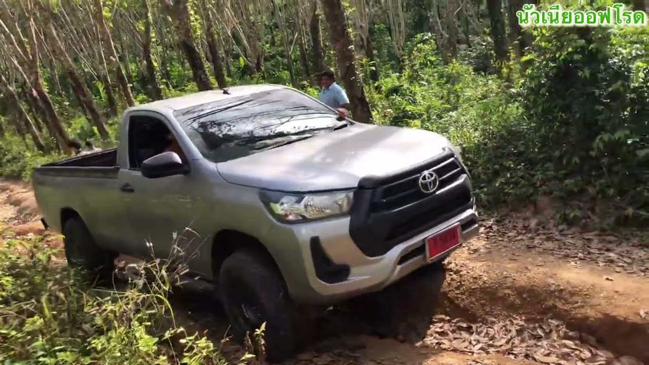 มาลอง Toyota Revo single cab 4x4 ป้ายแดงและ Mitsubishi Triton single cab 4x4 ป้ายแดง
