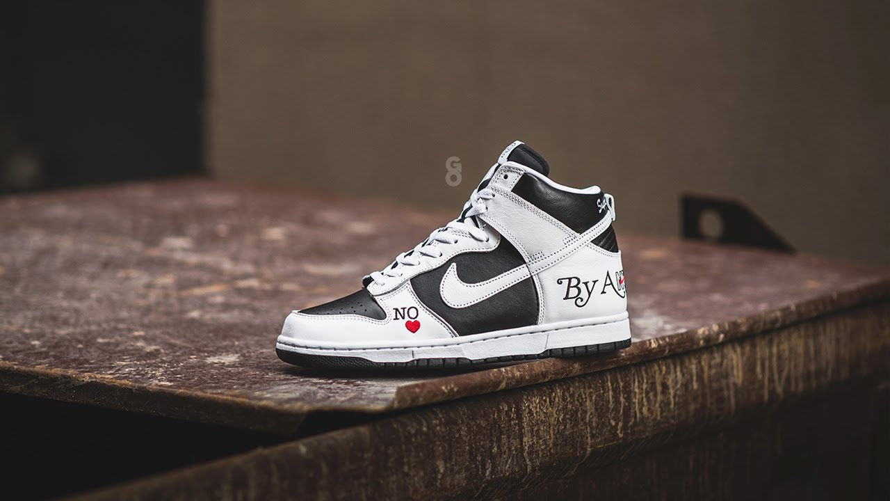 Supreme x Nike SB Dunk High OG QS (By Any Means) «Чёрно-белые»: обзор и примерка