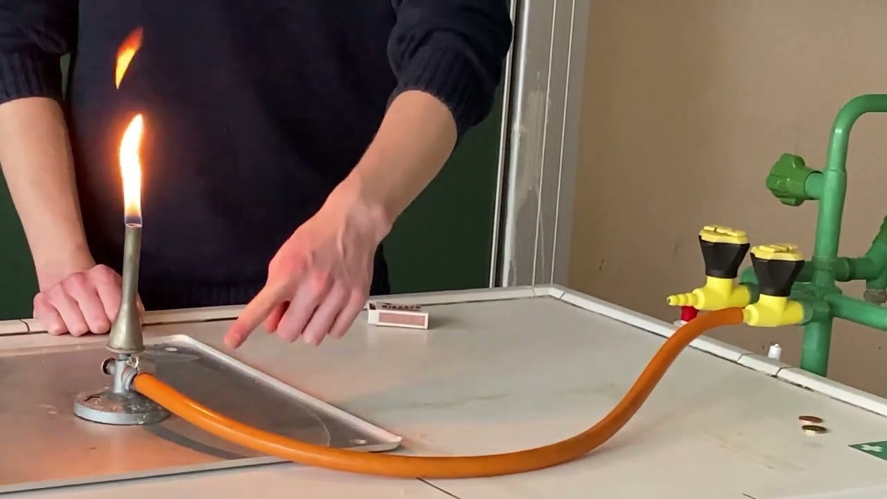 Den Gasbrenner entz&uuml;nden und abschalten - Chemie Unterricht, Anleitung f&uuml;r Experiment, Bunsenbrenner
