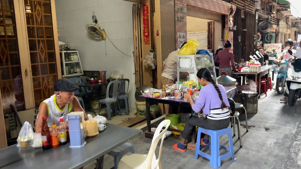 គុយទាវ​កាត់ឆ្ងាញ់នៅផ្លូវសុខហុក/ Hidden Street Food Alley at Orussey in Phnom Penh, Cambodia 