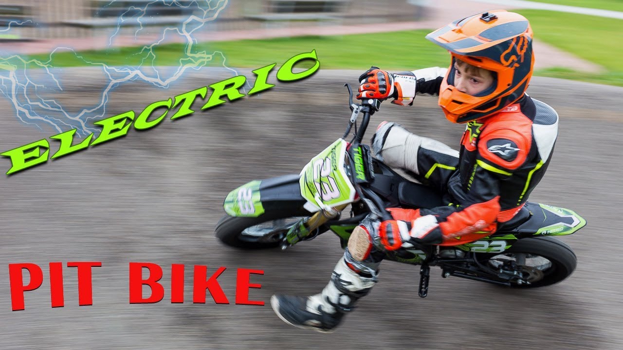 Электрический Pit Bike в руках профессионала Supermoto Racer-Куб...