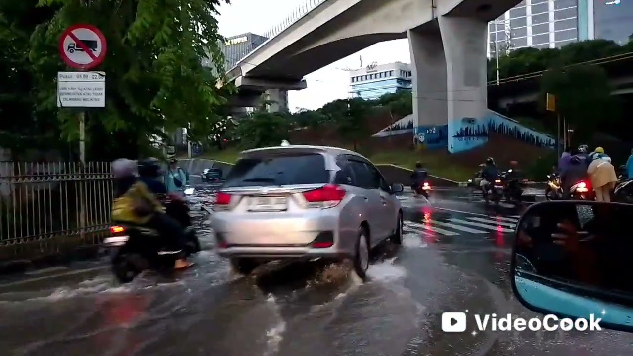 Hujan terus jaktim.banjir kawasan Cawang ci Toyo dan pada macet pohon tumbang jl.pasarebo 