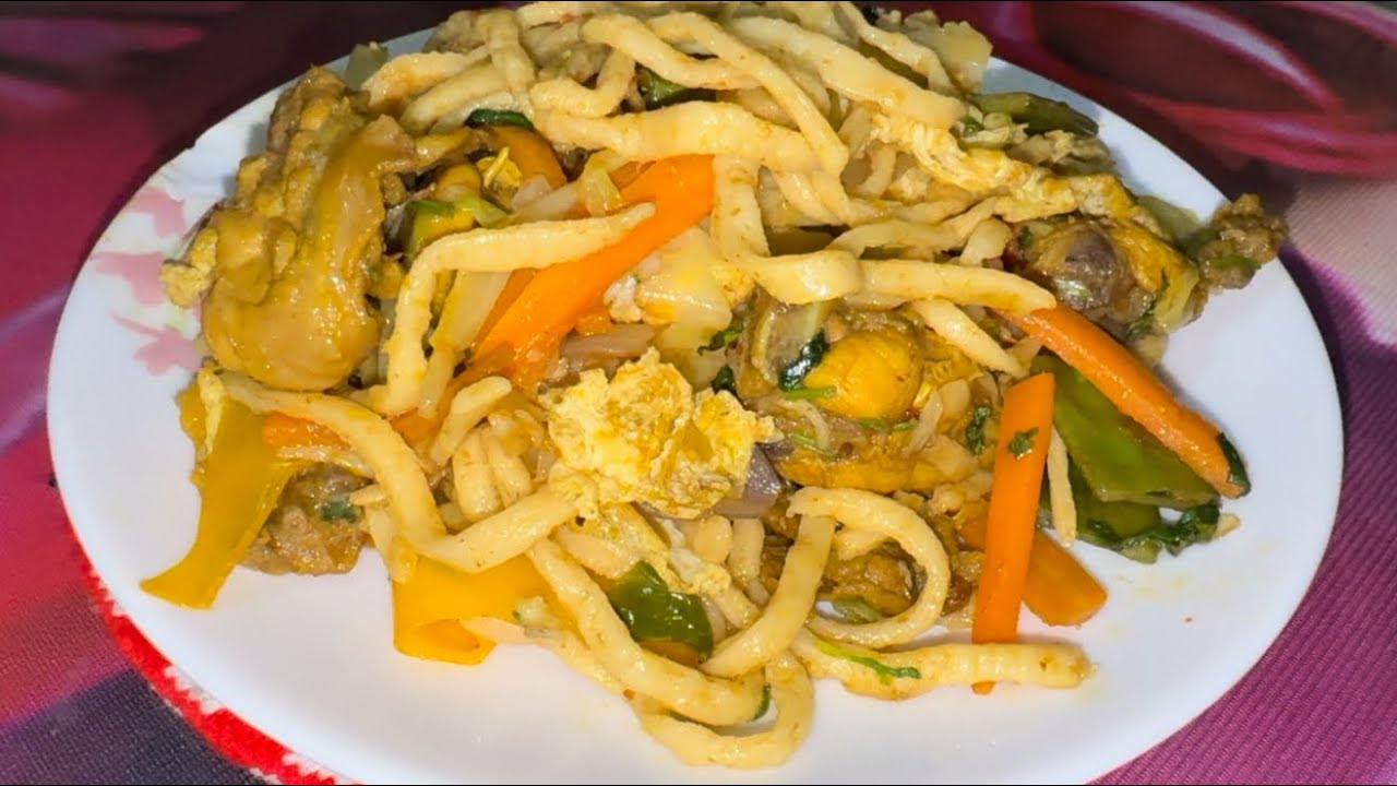আটা দিয়ে ঘরে তৈরি নুডুলস বানানোর পদ্ধতি| বাসায় সহজ চিকেন চাওমিন রেসিপি | Healthy Chicken Chowmein