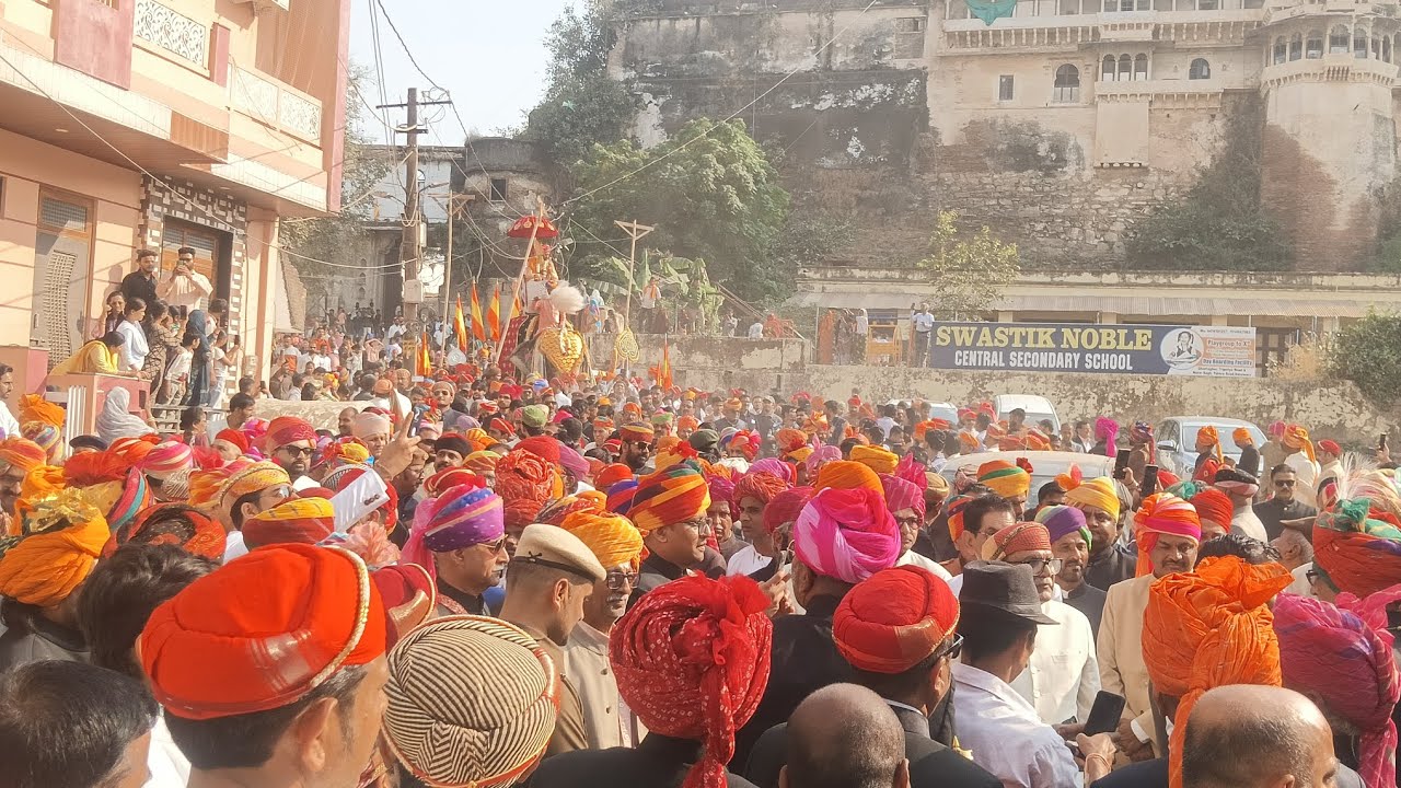 बांसवाड़ा में पूर्व राजपरिवार के जगमालसिंह की से पूर्व निकला शाही वरघोड़ा
