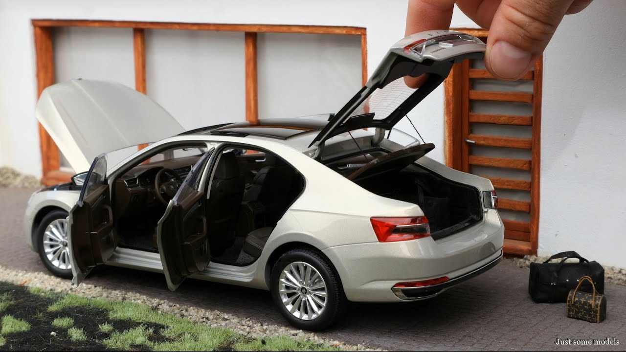 1:18 Skoda Superb III (B8) facelift TSI 380, gold - Paudi [Unboxing]