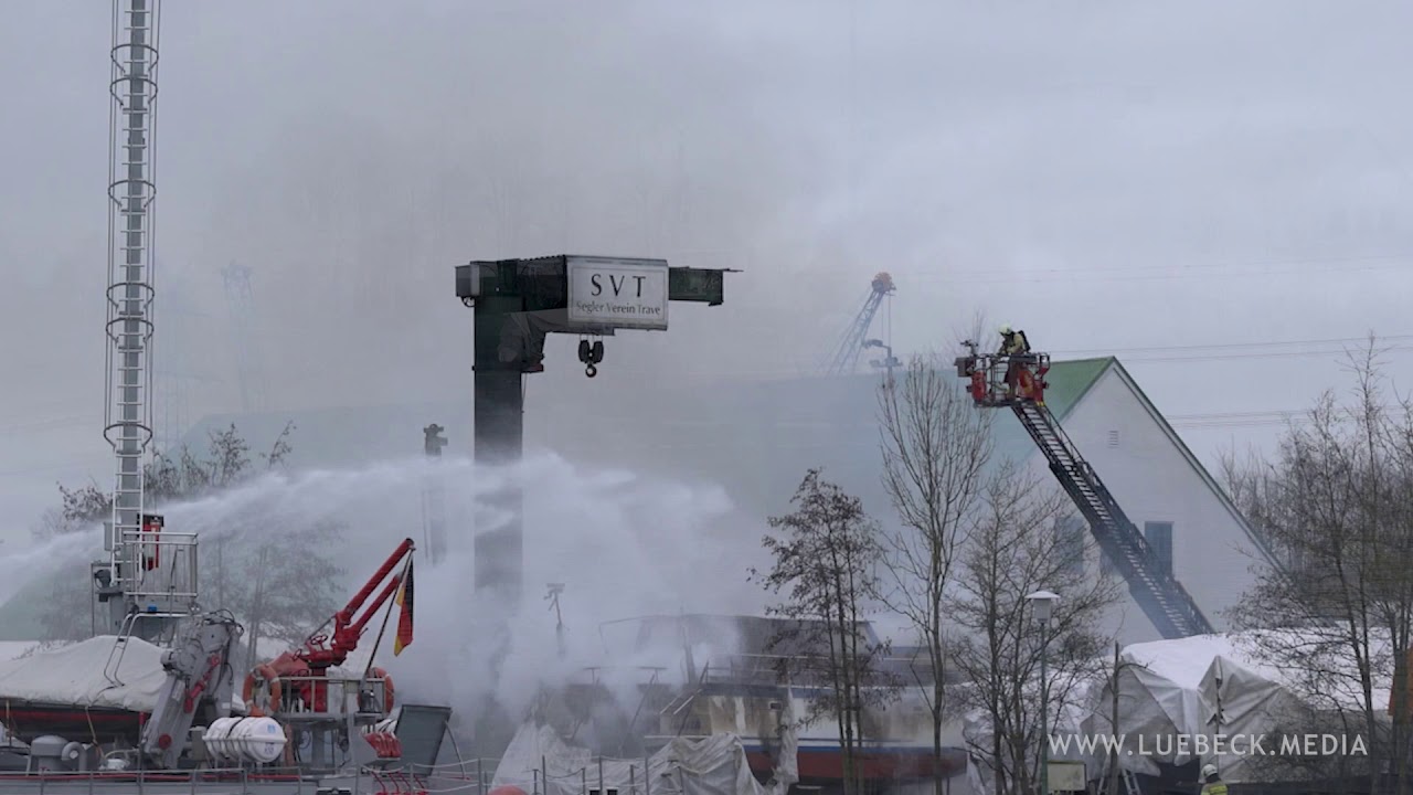 Löschboot Senator Emil Peters im Einsatz