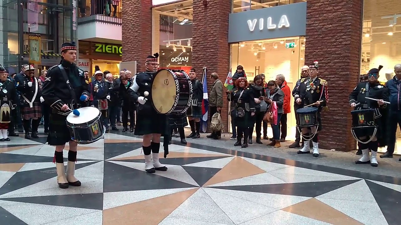 Drums Pipes Politie-eenheid Limburg: inhaole Prins Carnaval vaan Mestreech.