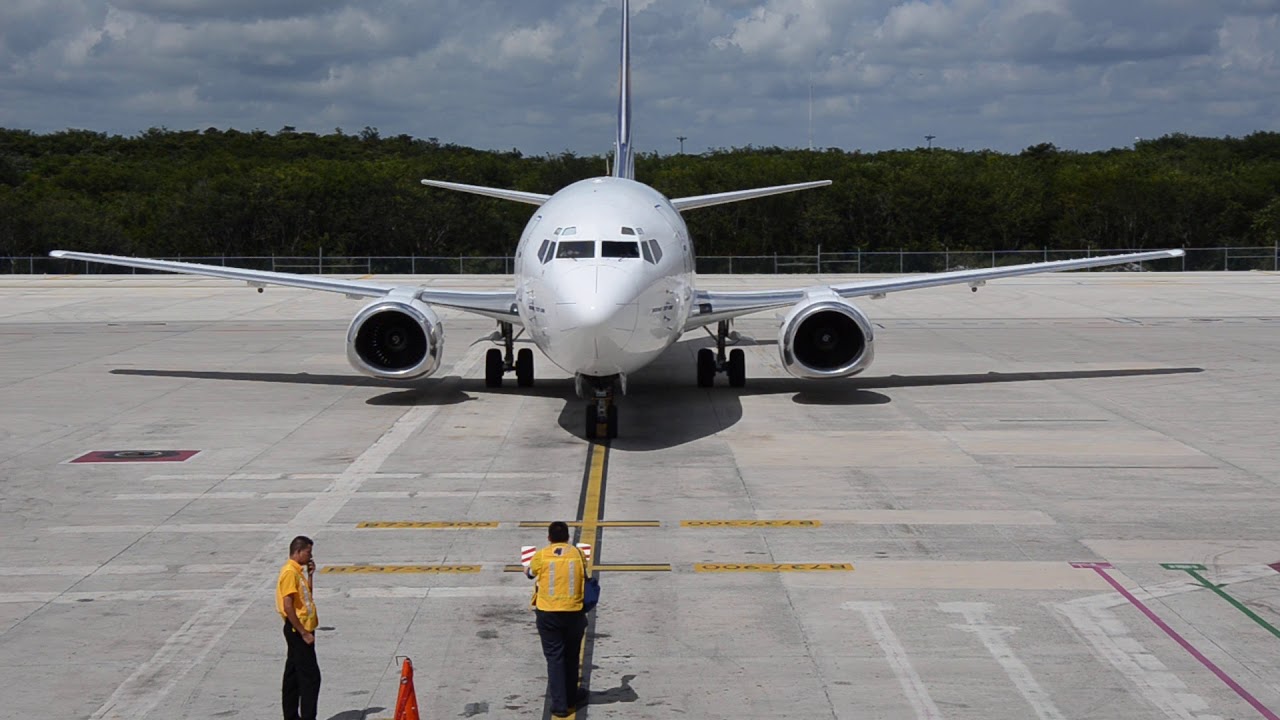Magnicharters  llegando a plataforma  Cancun