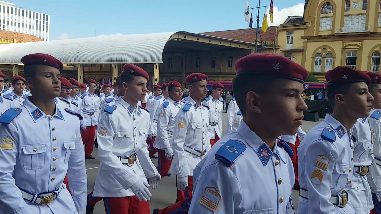 Desfile dos alunos do Colégio Militar de Porto Alegre