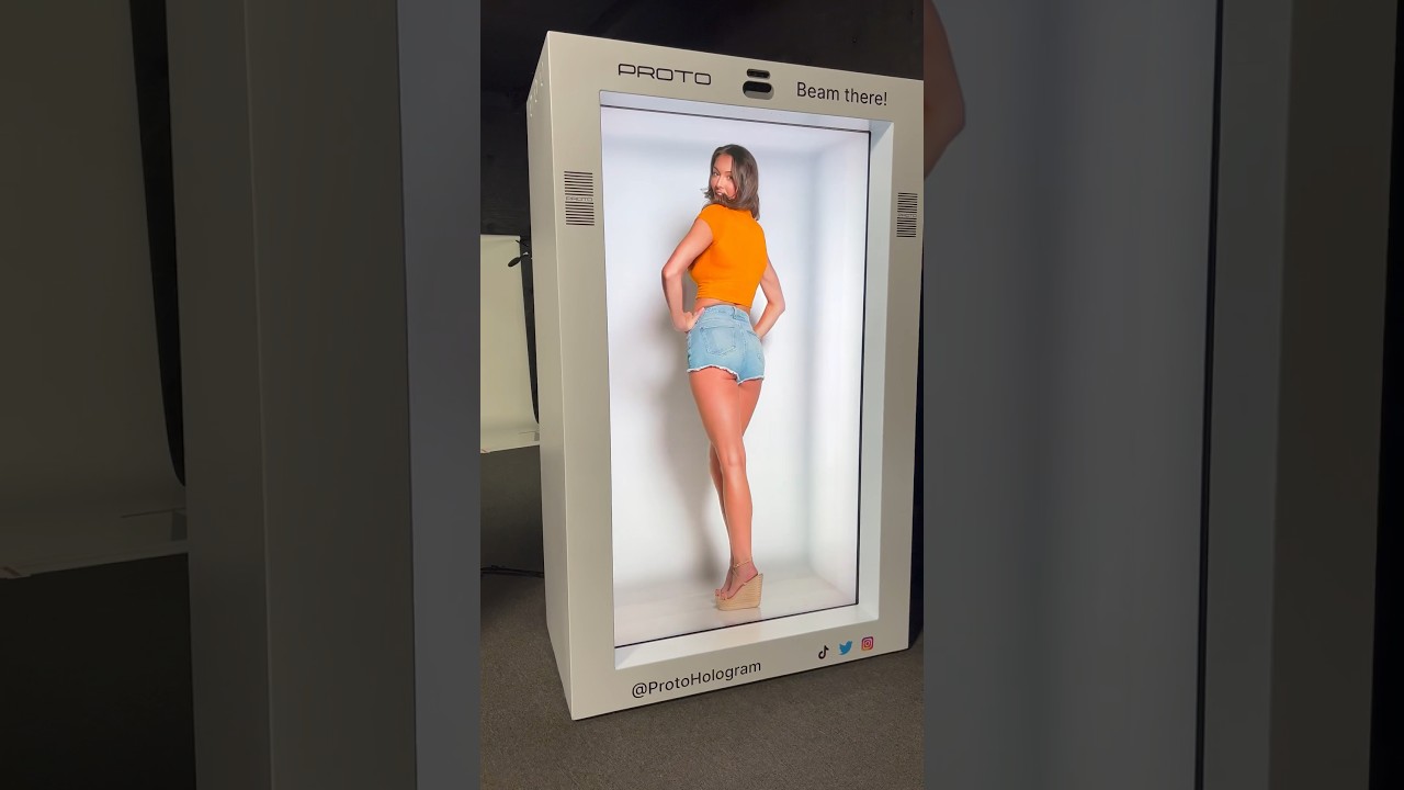 Is it live&hellip;or is it Proto Hologram? @protohologram #rachelpizzolato #tallgirl #model