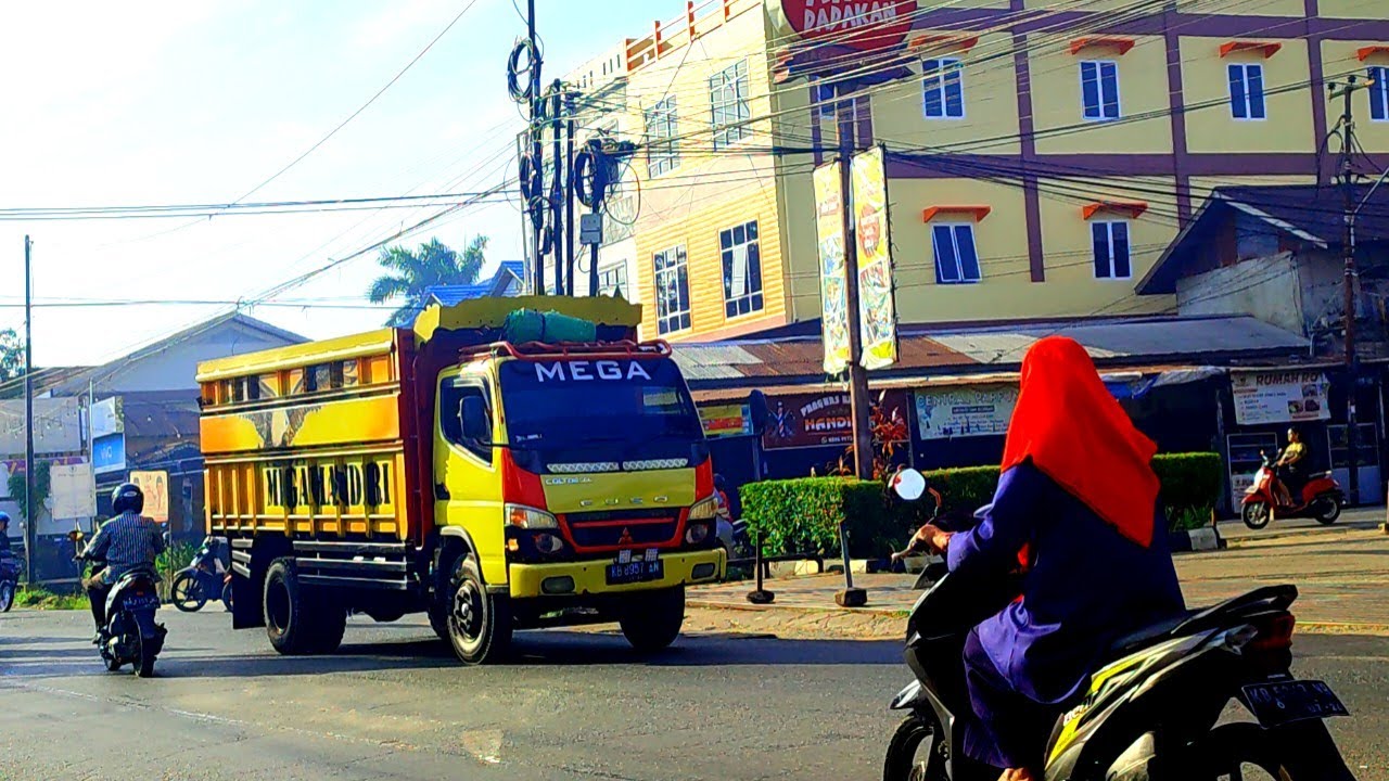 mobil dump truck coltdiesel lewat simpang Tanjung hulu || dump truck coltdiesel muat tanah || truck