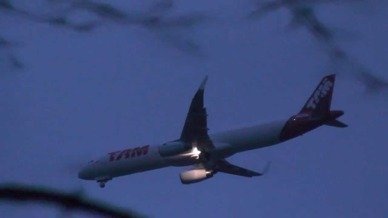 Airbus A321 TAM PT-MXL landing approach Hamburg Finkenwerder
